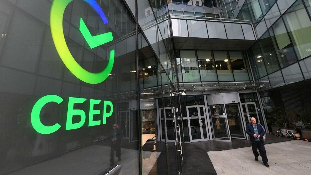 Птица в доме и горящие уши: в какие приметы больше всего верят россияне
